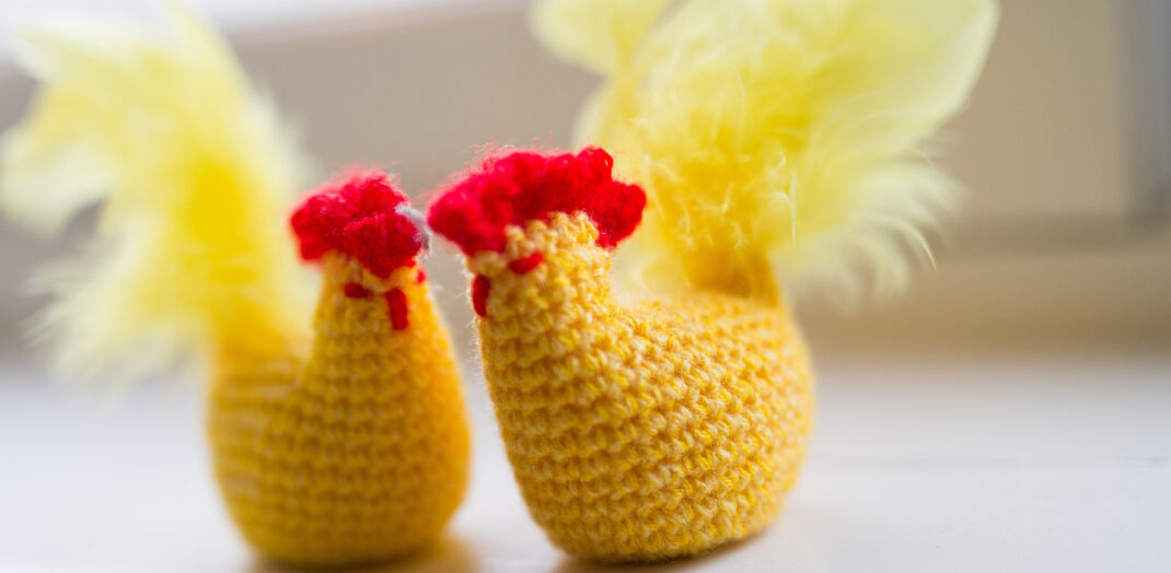 Två stickade, gula kycklingar.