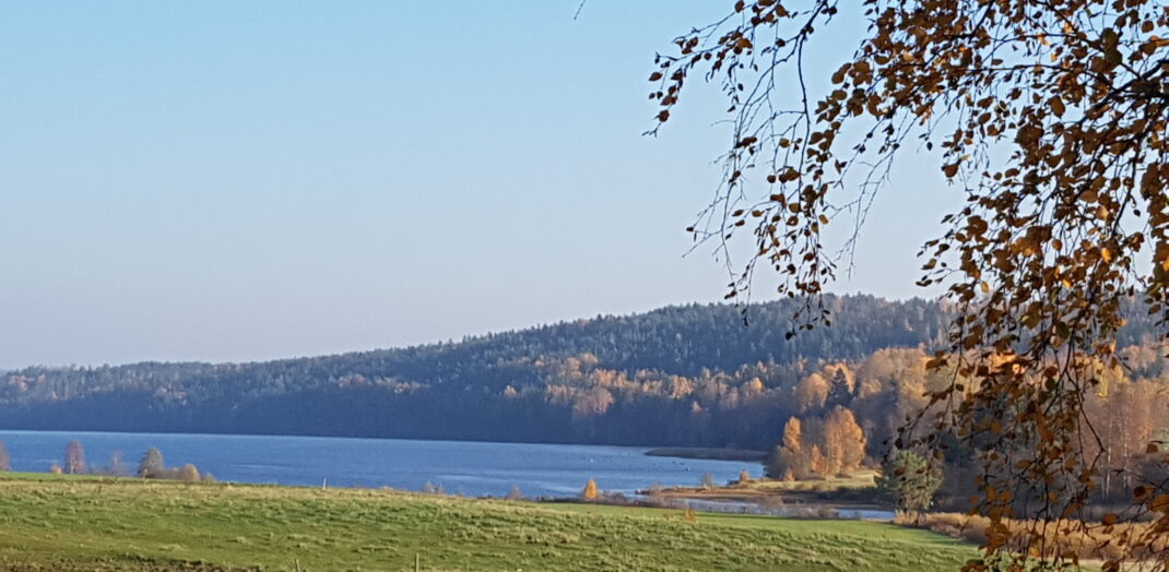 Solig dag med utsikt över sjön Fryken på hösten.