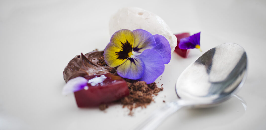 Dessert Choklad crème med vinkokt plommon. På menyn i restaurangen på Ulvsby herrgård