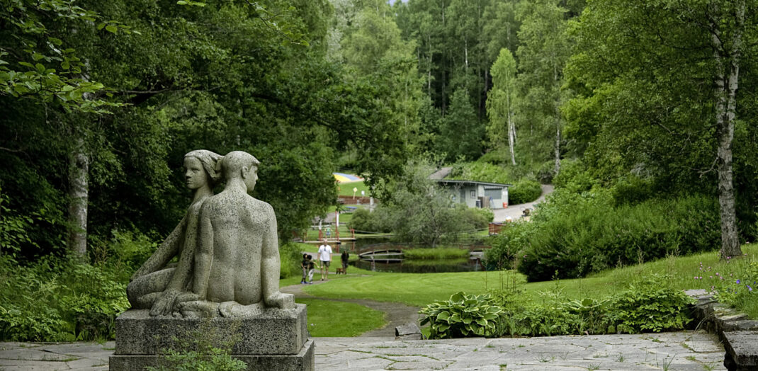Skulptur Skremt G Wigeland. I en grön park.