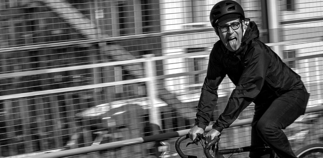 Fotokonst Man på cykel. Foto: Olle Orrö. Övre Frykens Konstrunda.