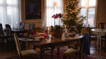 Herrgårdssalongen är juldekorerad med klädd gran.
