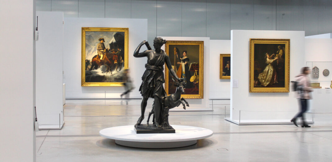 Klassisk skulptur i en konsthall